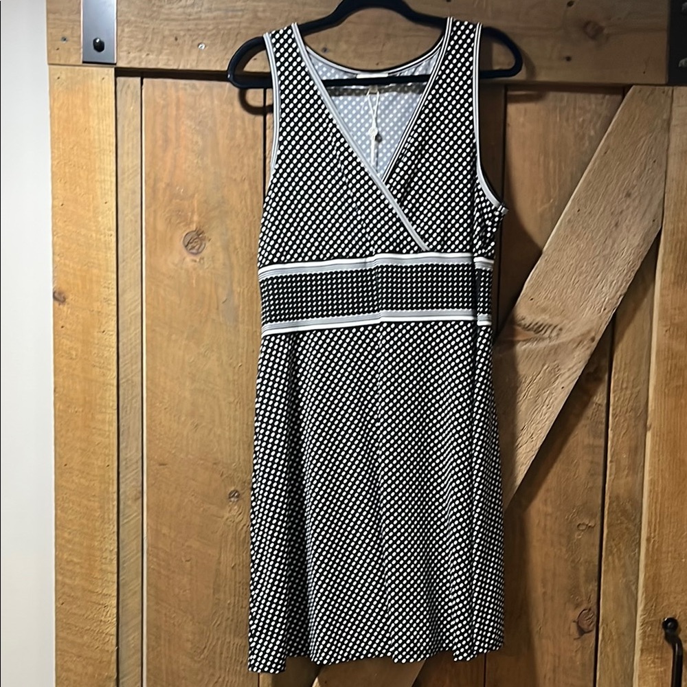 Max Studio Black and White V-Neck Sleeveless Midi Dress